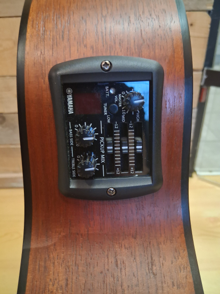 Yamaha CGX 122 MCC, Rotzeder massiv / Nato, Pickup, Cutaway, gebraucht